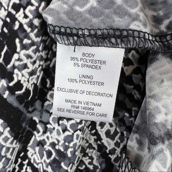 Signature by Robbie Bee Snake skin print V neck short sleeve Dress Size M - Picture 8 of 8